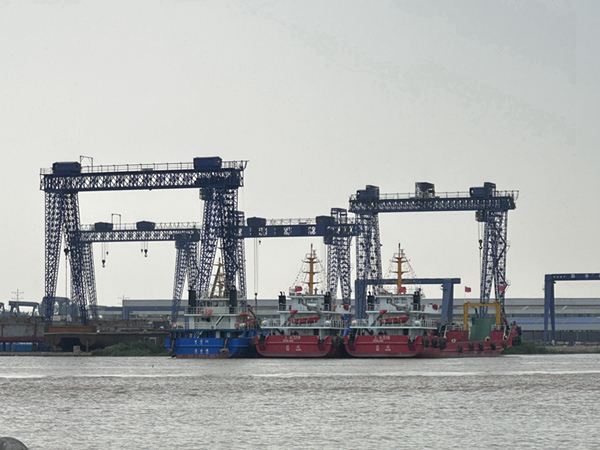 江蘇江陰造船門式起重機(jī)廠家造船門式起重機(jī)適應(yīng)復(fù)雜環(huán)境